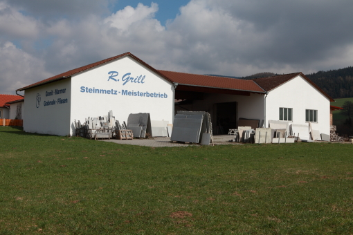 Firmengebäude des Steinmetz Meisterbetriebs Grill in Schwarzach